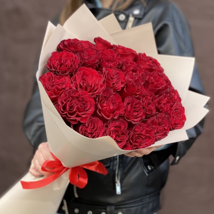 25 красных пионовидных роз Хартс